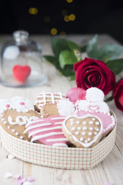 Biscotti festivi con cuori e rose per San Valentino . — Foto Stock