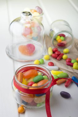 Kavanozların içinde çok renkli şekerler 