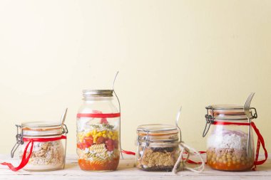 Bir günlük menü (kahvaltı, öğle yemeği, atıştırmalık ve akşam yemeği))