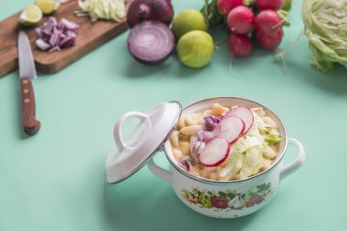 Pozole blanco tipik Sudamerican yemeği.