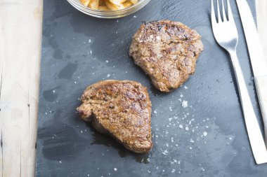 Pişmiş şatobriyan bifteği ve patates püresi.