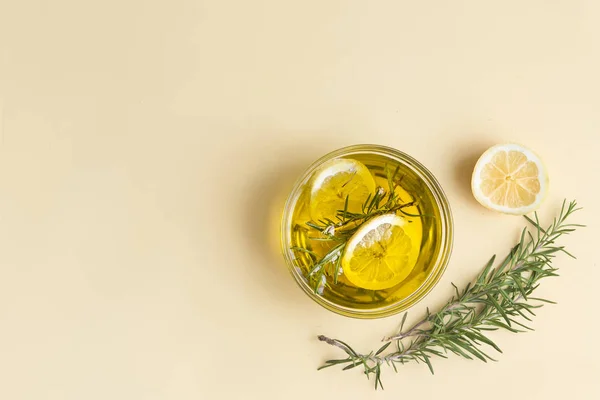 Minyak zaitun dengan lemon dan rosemary — Stok Foto