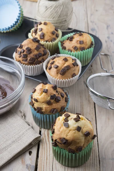 Muffin al cioccolato appena sfornati — Foto Stock