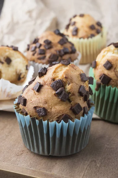 Muffiny s čokoládou na dřevěný stůl — Stock fotografie