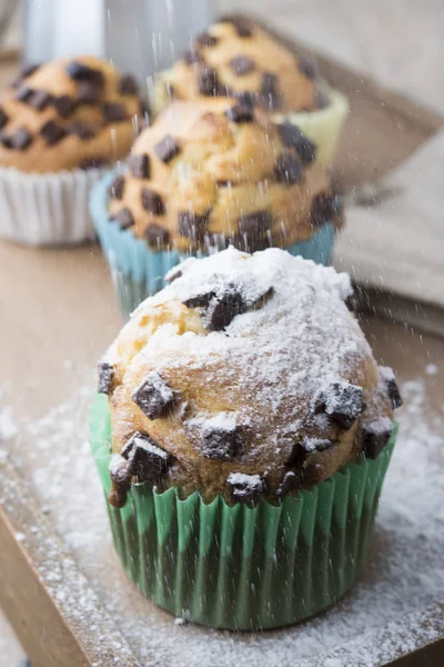 Chute de sucre sucré sur les muffins au chocolat — Photo