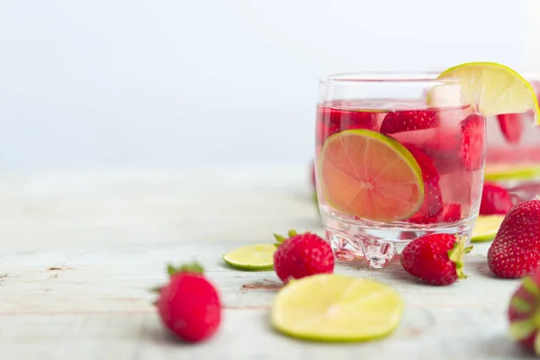 Agua con fresa y lima —  Fotos de Stock