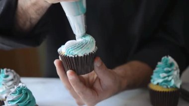 Gerçek sahnede kek yapmak.