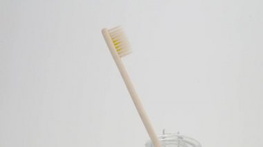 Bambu diş fırçası 360 izole edilmiş.
