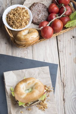 Yutucu maddeli hamburger.