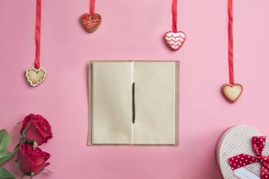 Pembe arka planda sevgililer günü yemeği. Yukarıdan görüntüle. 