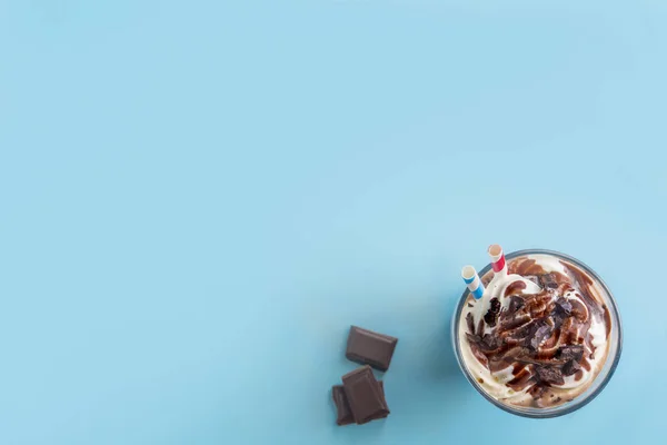 Čokoládový smoothie na fluor barevném pozadí — Stock fotografie