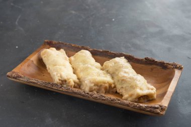 Tabakta et dolu makarna. İtalyan cannelloni, İspanyol canelo