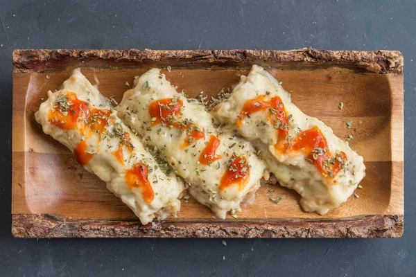 Canelones (canelones) con pasta y queso rellenos de carne y tom —  Fotos de Stock