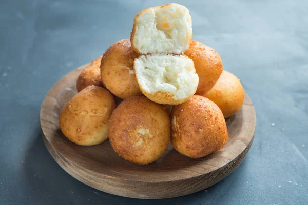 Traditional Colombian bu��uelo - Deep Fried Cheese Bread — Stock Photo, Image