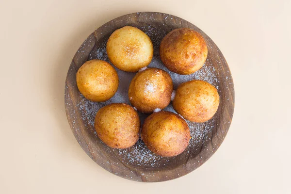 Rosquillas francesas Beignet cubierto de azúcar en polvo en una ba marrón —  Fotos de Stock