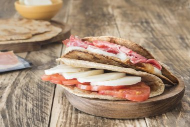 Piadina tipik İtalyan yemeği.