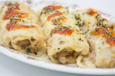 Canelones (cannelloni) et dolu makarna, peynir ve tom