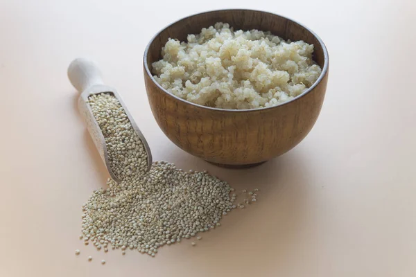 Quinoa cotta in ciotola di legno — Foto Stock