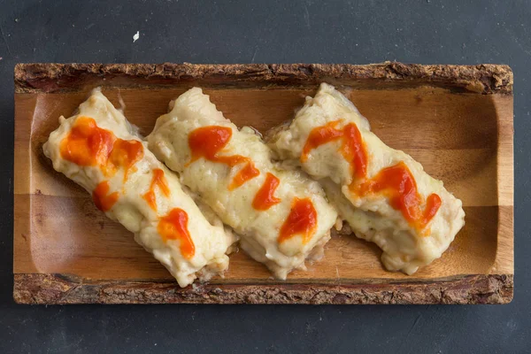 Canelones (canelones) con pasta y queso rellenos de carne y tom — Foto de Stock