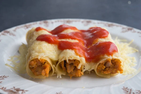 Meat filled pasta on a plate. Italian cannelloni, Spanish canelo — Stock Photo, Image