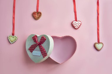 Pembe arka planda sevgililer günü yemeği. Yukarıdan görüntüle. 