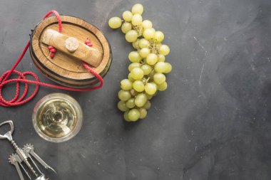 Ahşap üzerinde farklı şarap şişeleri ve bardaklarla kompozisyon