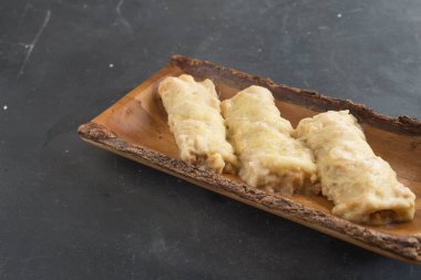 Tabakta et dolu makarna. İtalyan cannelloni, İspanyol canelo