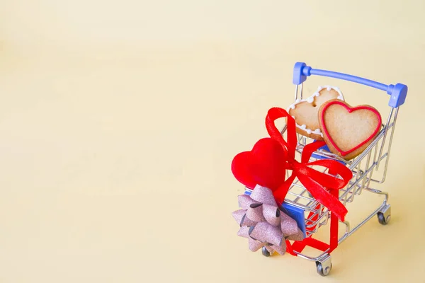 Sevgililer Günü konsepti olan alışveriş arabası. — Stok fotoğraf