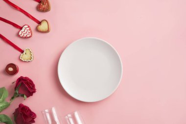 Pembe arka planda sevgililer günü yemeği. Yukarıdan görüntüle. 