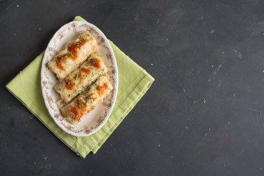 Canelones (cannelloni) et dolu makarna, peynir ve tom