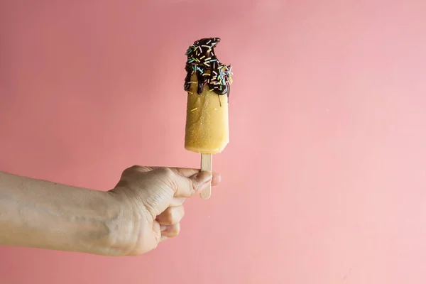 Мороженое палочки на фоне пастельных цветов — стоковое фото