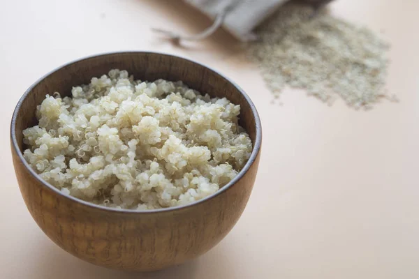 Quinoa gătită în castron de lemn pe fundal maro — Fotografie, imagine de stoc