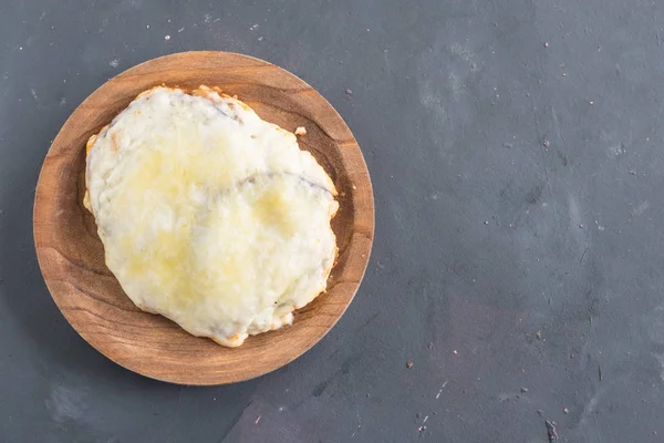 Moussaka, lilek lilku. Horní pohled na černém pozadí — Stock fotografie