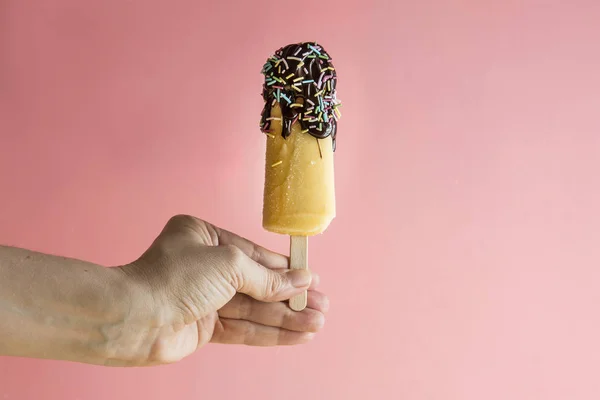 Фрукты мороженого с шоколадом — стоковое фото