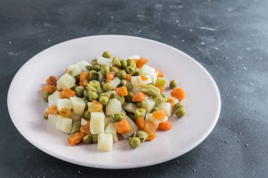 Geleneksel Rus salatası 