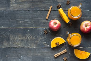 Elma, tarçın ve yıldız anasonlu sıcak kabaklı sangria.