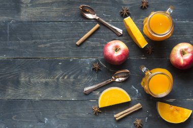 Cadılar bayramı balkabağı, elma, tarçın ve yıldız anason için iç.