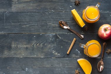 Cadılar bayramı balkabağı, elma, tarçın ve yıldız anason için iç.