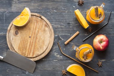 Cadılar bayramı balkabağı, elma, tarçın ve yıldız anason için iç.