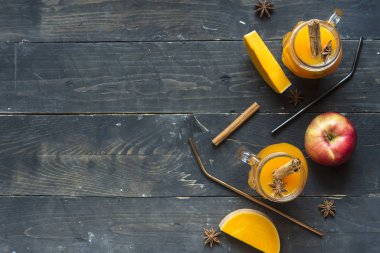 Elma, tarçın ve yıldız anason ile balkabağı içeceği.