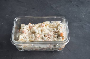 Bir kase geleneksel Rus salatası 