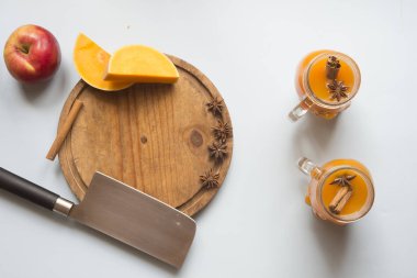 Cadılar bayramı balkabağı, elma, tarçın ve yıldız anason için iç.