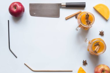 Elma, tarçın ve yıldız anasonlu sıcak kabaklı sangria.