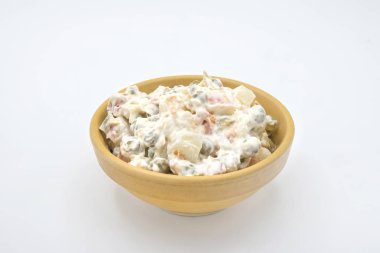 Geleneksel Rus salatası 