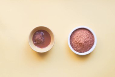 Kırmızı kil maske