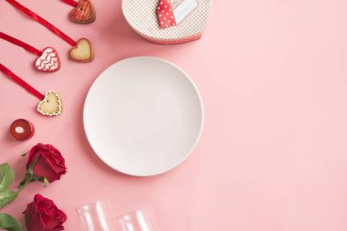 Pembe arka planda sevgililer günü yemeği. Yukarıdan görüntüle. 