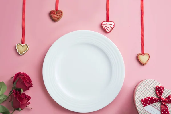 Alla hjärtans dag middag på rosa bakgrund. Utsikt ovanifrån. — Stockfoto