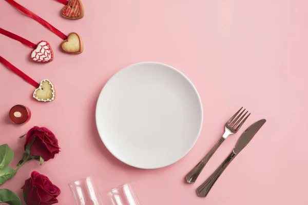 Romantisk middag - dukning för alla hjärtans dag — Stockfoto