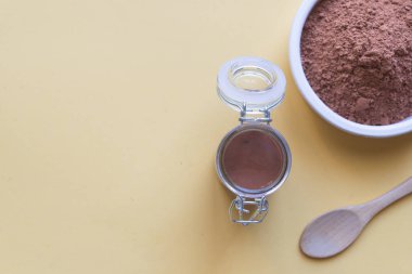 Kırmızı kil maske