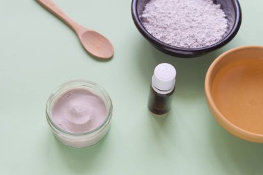 Doğal deodorant (beyaz kil, çay ağacı, hindistan cevizi yağı))